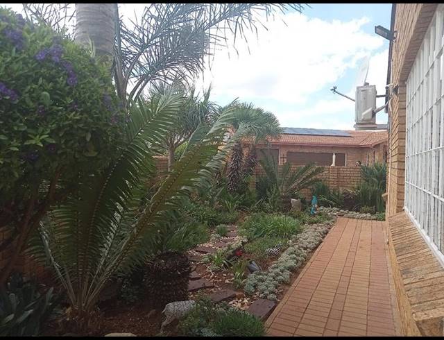 2 BEDROOM TOWNHOUSE FOR SALE IN EIKE PARK